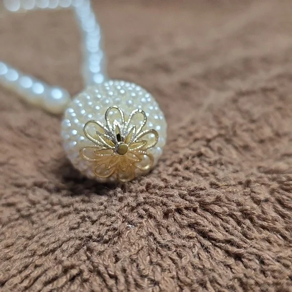 Classic Handmade Pearl Necklace with Gold Details - Picture 3 of 4